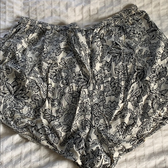 ABERCROMBIE AND FITCH FLORAL SHORTS - Picture 3 of 3